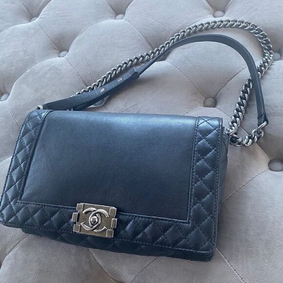 Chanel Black Calfskin Medium Boy Reverso Bag - Picture 4 of 11